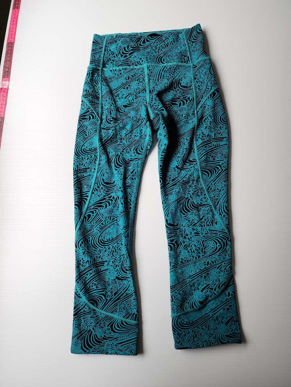 Lululemon In Movement Crop *Everlux 19" size 2 - Kitakami Spirit Green Black